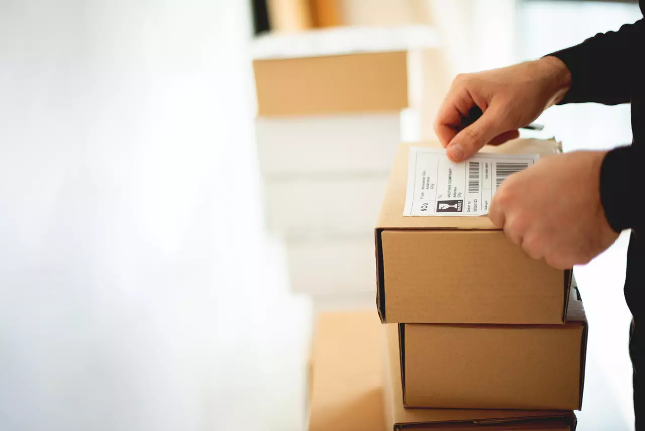 Lieferservice, Anbringen eines Versandetiketts für UV-Mietgeräte