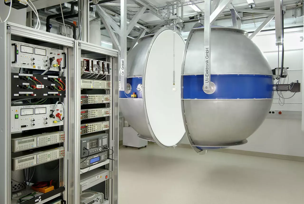 Integrating sphere (BASO4) with a diameter of 2500 mm, delivered to PTB (Source: PTB, the German national test authority)